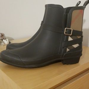 Like New! Burberry Matte Rain Boots!